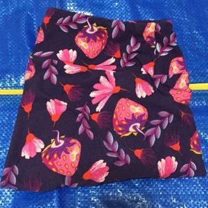 LuLaRoe OS strawberry leggings